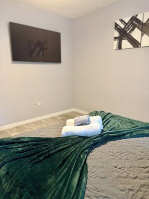 4 bedrooms, iron/ironing board, WiFi, bed sheets