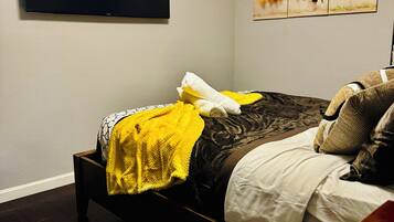 4 bedrooms, iron/ironing board, WiFi, bed sheets