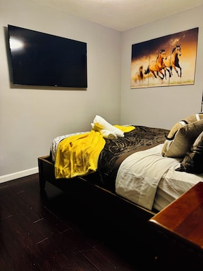 4 bedrooms, iron/ironing board, WiFi, bed sheets