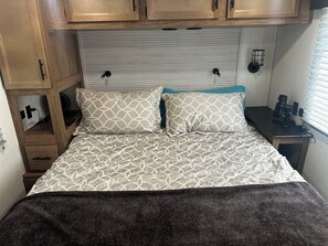 2 bedrooms, WiFi, bed sheets - Charming Tiny Home on Grand Lake near Grove with boat ramp access! (Grove)