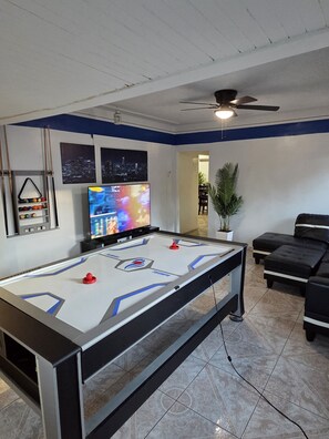 Games room - Entire Front House in Los Angeles (Los Angeles)
