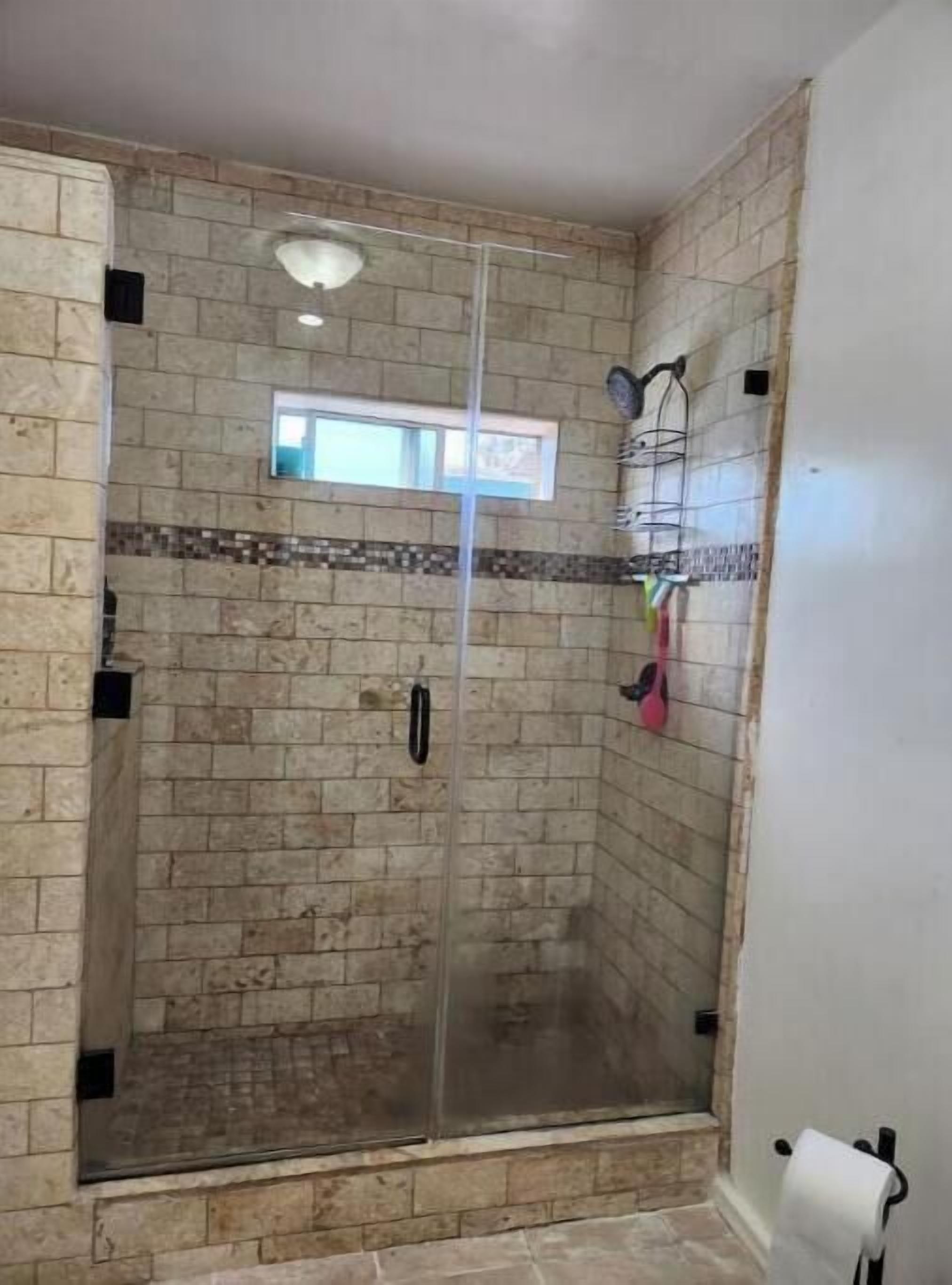 Secador de pelo, toallas, jabón, papel higiénico