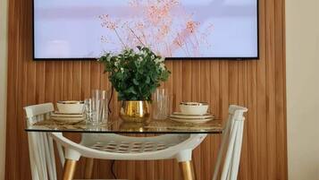 Suite Studio Luxe, balcon, vue ville | Restauration dans la chambre