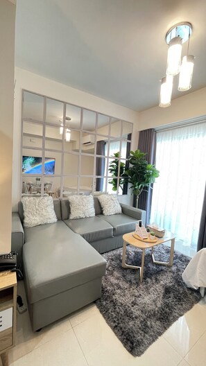 Suite estudio Confort, balcón | Zona de estar | Smart TV de 55 pulgadas con canales por cable, Netflix