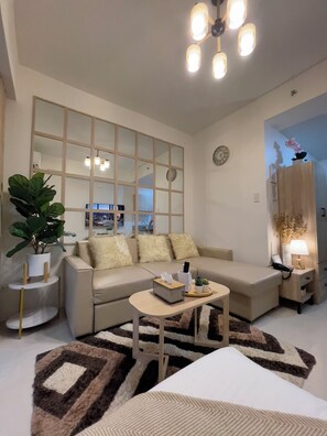 Apartamento, balcón, vistas a la ciudad | Zona de estar | Smart TV de 55 pulgadas con canales por cable, Netflix