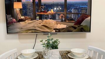 Apartment, Balkon, Stadtblick | Essbereich im Zimmer