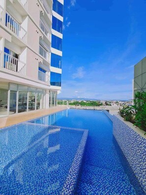 Una piscina al aire libre