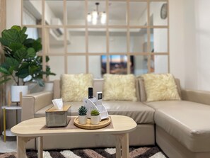 Condo, sacada, vista para a cidade | Área de estar | Smart TV 55 polegadas com canais a cabo, Netflix, serviços de streaming