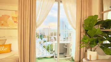 Condo, balcon, vue sur la ville | Aire de séjour | Téléviseur connecté de 55 po avec télévision par câble, Netflix