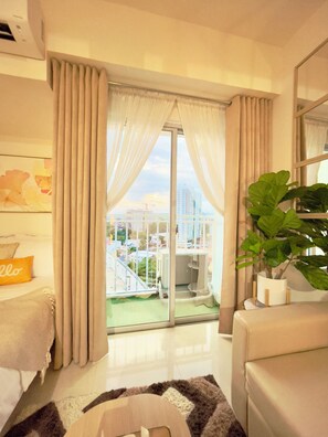 Living area - Davao Inspiria units with balcony  (Davao)