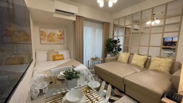 Apartamento, balcón, vistas a la ciudad | Zona de estar | Smart TV de 55 pulgadas con canales por cable, Netflix