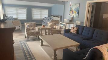 Televisión y chimenea