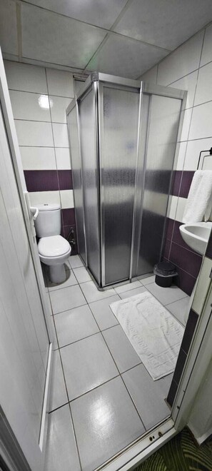 Shower, hair dryer, towels, soap - BEYSEHİR APART OTEL (Beysehir)