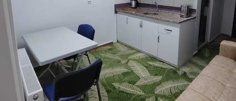 Departamento Confort, balcón, vista al lago | Espacio para trabajar con laptop