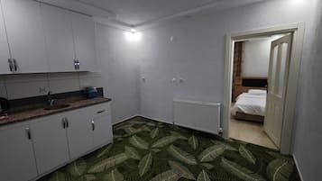 Familiesuite, balkong, utsikt mot innsjø | Skrivebord for bærbar PC