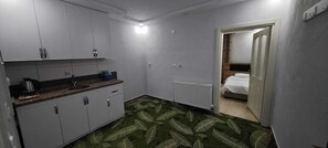 Suite familiare, balcone, vista lago | Postazione laptop