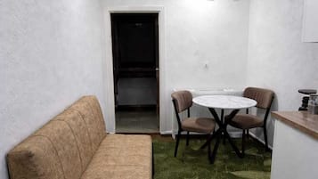 Leilighet – comfort, balkong, utsikt mot innsjø | Oppholdsområde