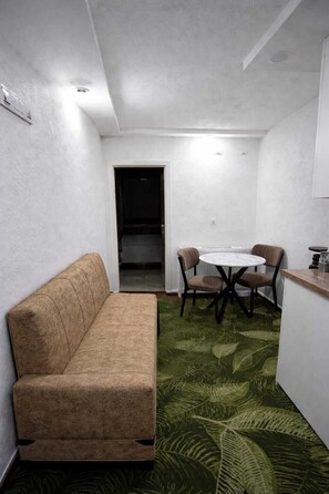 Appartamento Comfort, balcone, vista lago | Area soggiorno