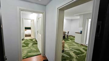 Suite familiar, balcón, vista al lago | Espacio para trabajar con laptop