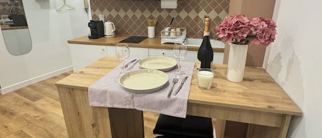 Kylskåp, mikrovågsugn, spishäll och kaffe- och tebryggare