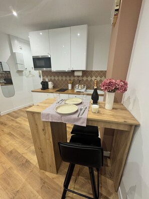 Kjøleskap, mikrobølgeovn, kokeplater og kaffetrakter/tekoker