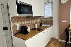 Kylskåp, mikrovågsugn, spishäll och kaffe- och tebryggare