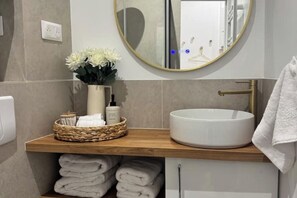 Douche, sèche-cheveux, serviettes fournies, savon