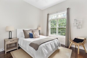 3 bedrooms, iron/ironing board, free WiFi, bed sheets - Four Seasons Retreat (Three Oaks)