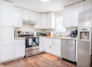 Private kitchen - Modern Columbus Haven Military (Columbus)