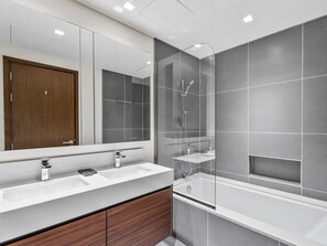 Dusj, hårføner og håndklær