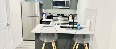 Frigorífico, microondas, horno y lavavajillas