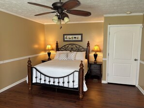 3 bedrooms, iron/ironing board, free WiFi, bed sheets