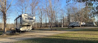 Cozy Cabin with Private Lake enjoyable in Fins&Feathers RV Park Donalsonville GA