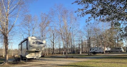 Cozy Cabin with Private Lake enjoyable in Fins&Feathers RV Park Donalsonville GA