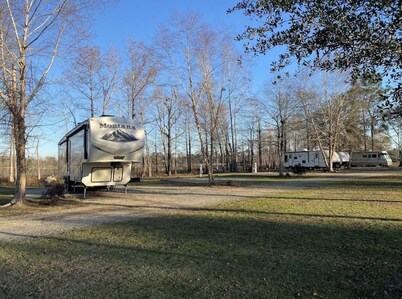 Cozy Cabin with Private Lake enjoyable in Fins&Feathers RV Park Donalsonville GA