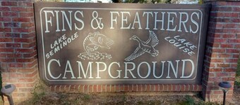 Cozy Cabin with Private Lake enjoyable in Fins&Feathers RV Park Donalsonville GA