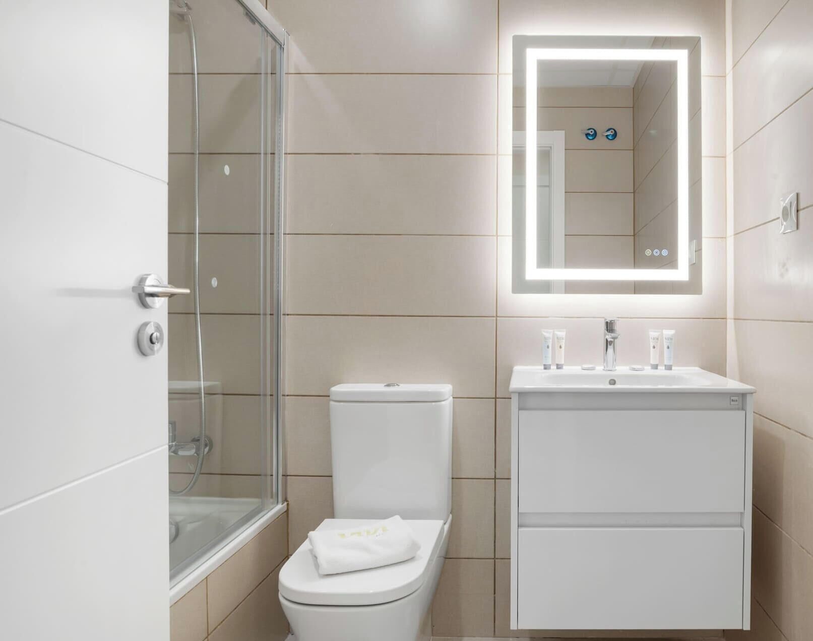 Dusch, hårtork och handdukar