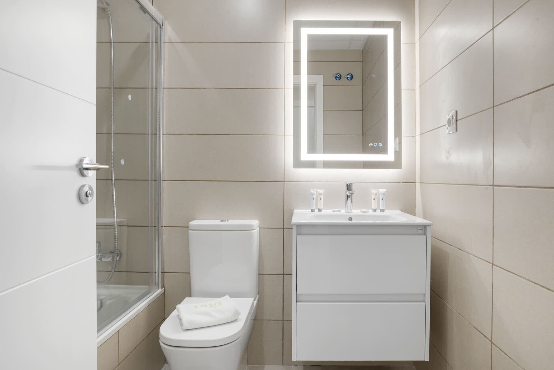 Ducha, secador de pelo y toallas