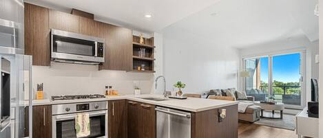 Kühlschrank, Mikrowelle, Ofen, Herdplatte