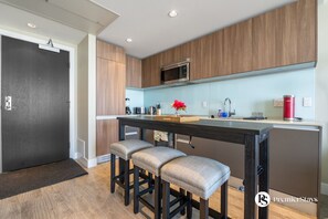 ثلاجة، ميكروويف، فرن، موقد طهي مسطح