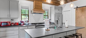 Firefly Cottage, Firefly Cottage | Lake Martin Getaway | Sleeps 8 | Pet Friendly