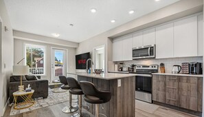 ثلاجة، ميكروويف، فرن، موقد طهي مسطح