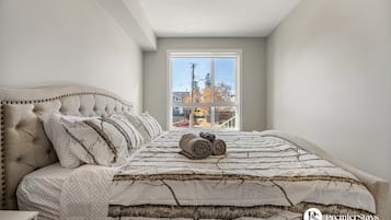 2 Schlafzimmer, Schreibtisch, Bügeleisen/Bügelbrett, Reisekinderbett