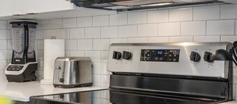 Near DT in Inglewood » 2 BR » AC » Free Banff #36