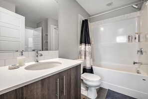 Regadera, secadora de cabello, toallas, jabón 