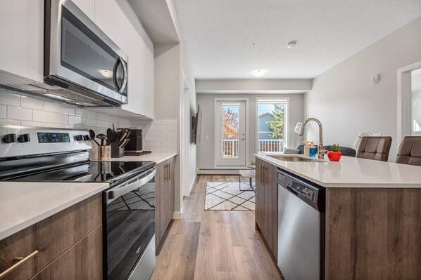 Refrigerador, microondas, horno y parrilla de estufa 