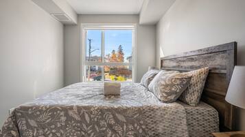 2 Schlafzimmer, Schreibtisch, Bügeleisen/Bügelbrett, Reisekinderbett