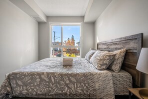 2 habitaciones, escritorio y tabla de planchar con plancha 