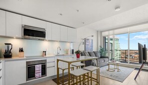 Réfrigérateur, micro-ondes, four, plaque de cuisson