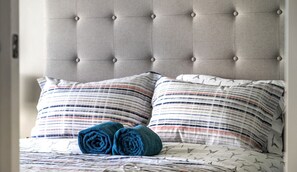 1 chambre, bureau, fer et planche à repasser, lit parapluie